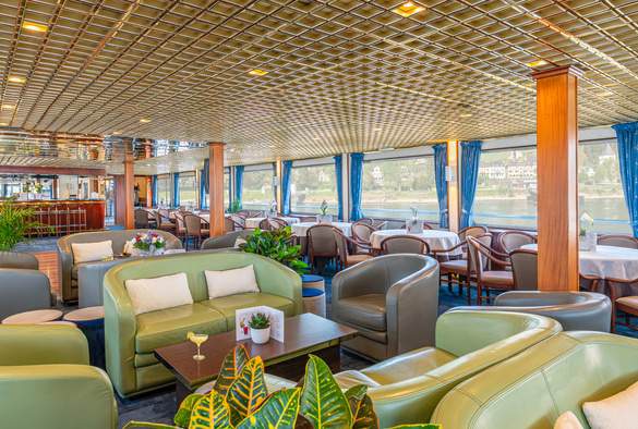 CroisiEurope MS Monet Lounge Bar With Dancefloor 5 ©Corinne Cotard.jpg